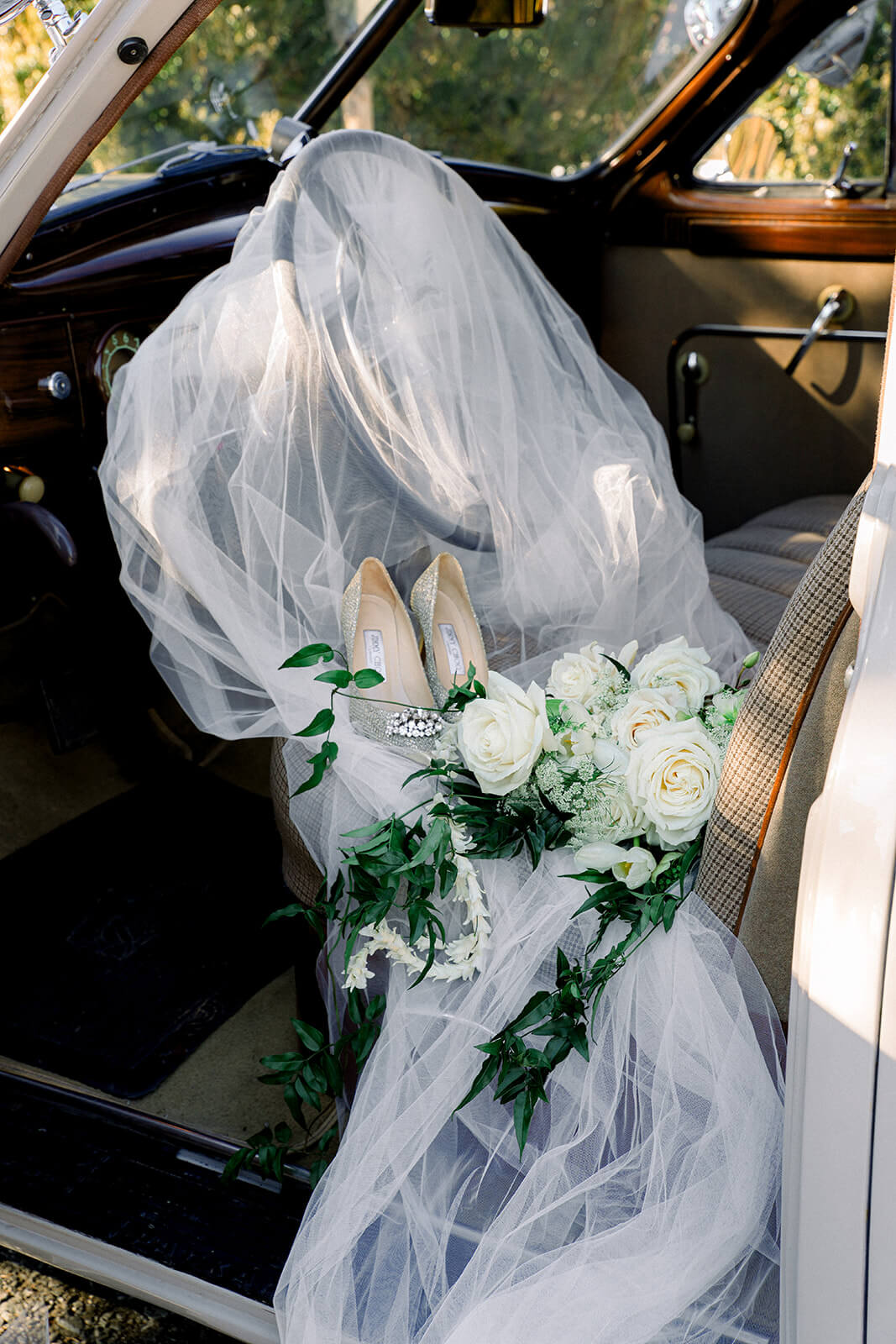 Bridal veil, shoes and bouquet inside vintage wedding car — Classic Car Limousines Virginia
